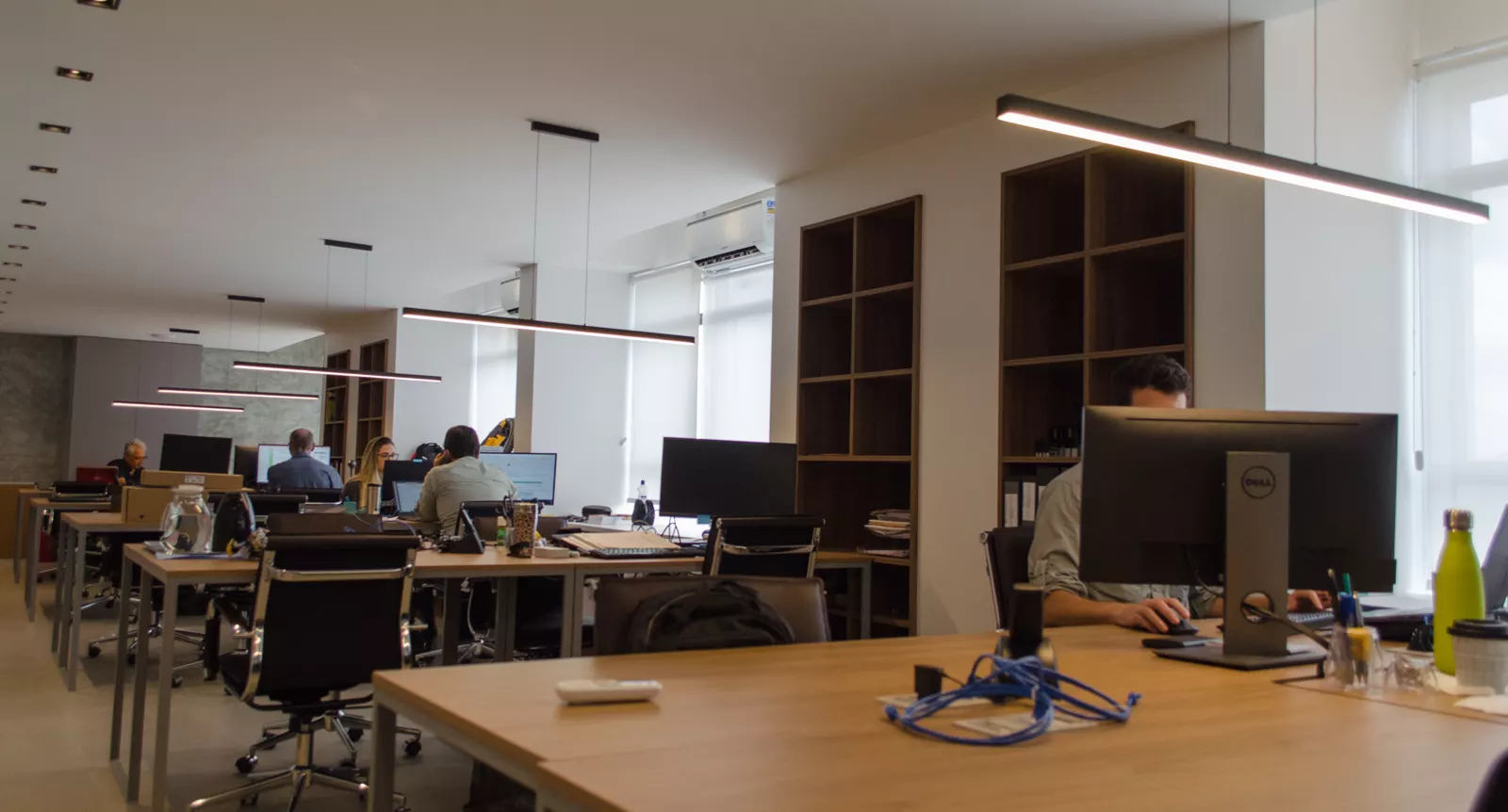 Área de trabalho com pessoas trabalhando