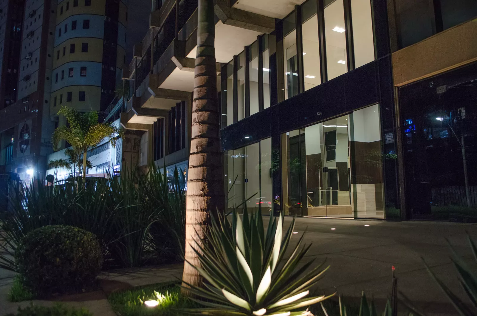 Fachada do prédio da Synergyco à noite