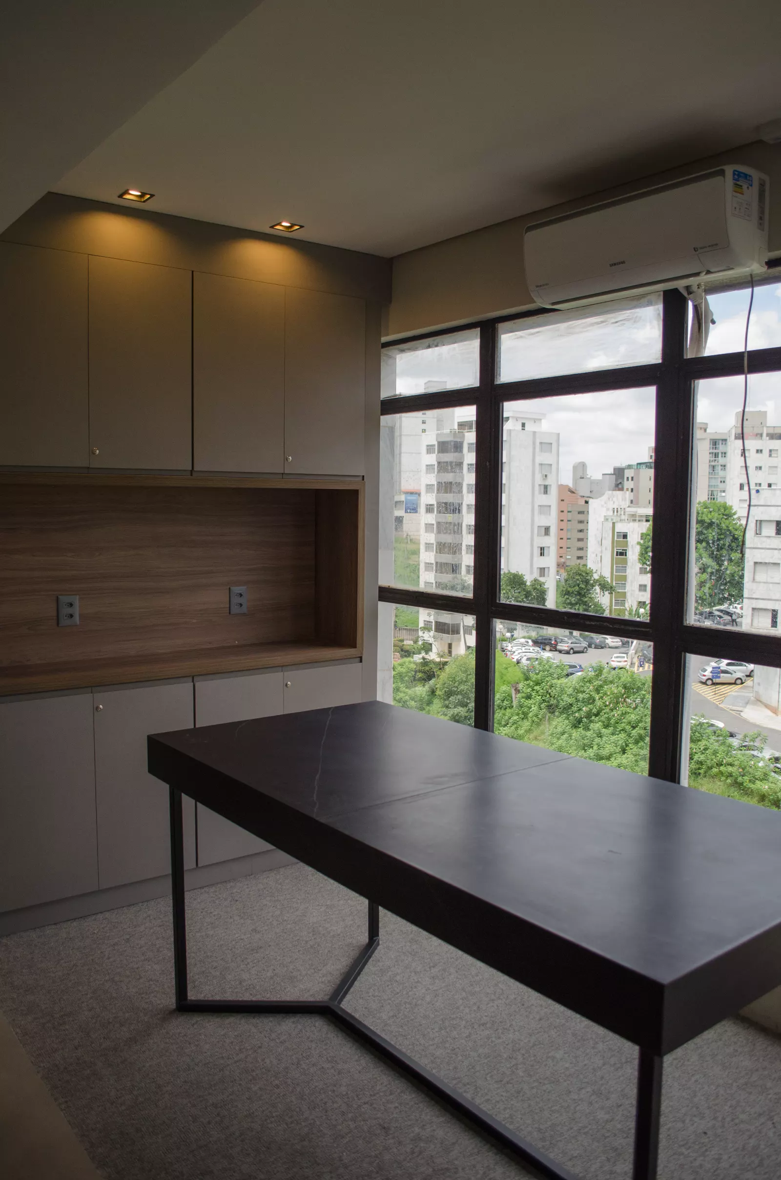 Sala com mesa e janela para a cidade